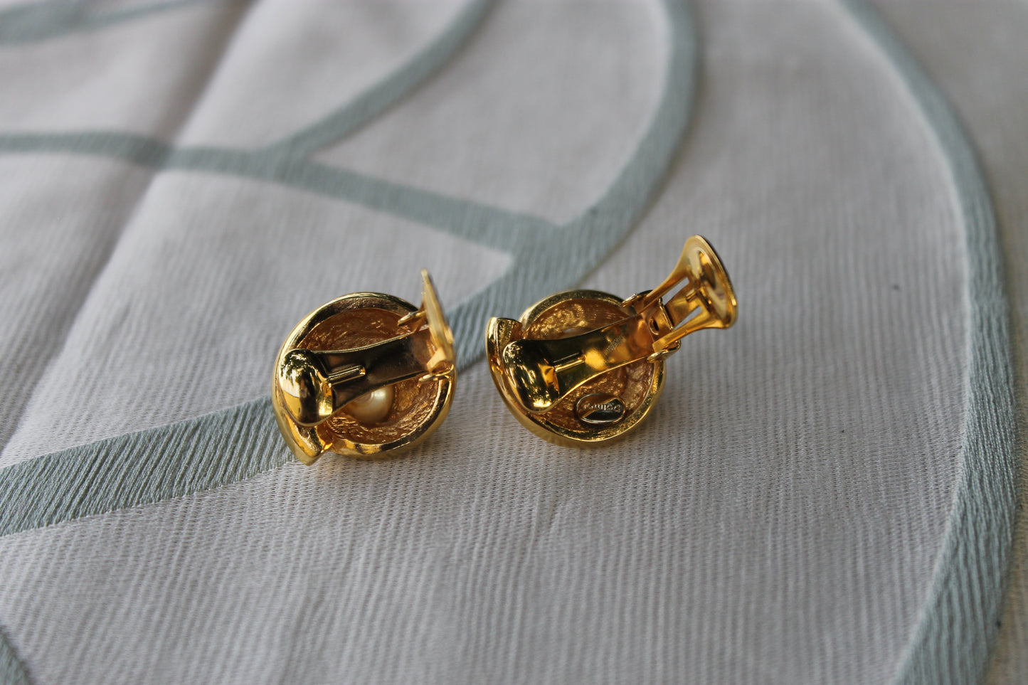 Voto Dorato - Vintage Dolman Earrings from the 90s in Gilded Metal with Pearl