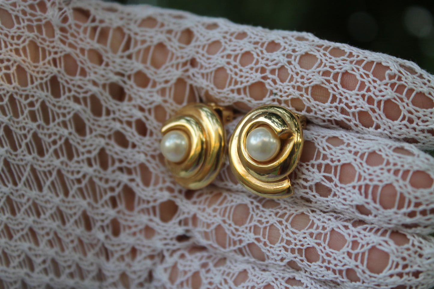 Voto Dorato - Vintage Dolman Earrings from the 90s in Gilded Metal with Pearl