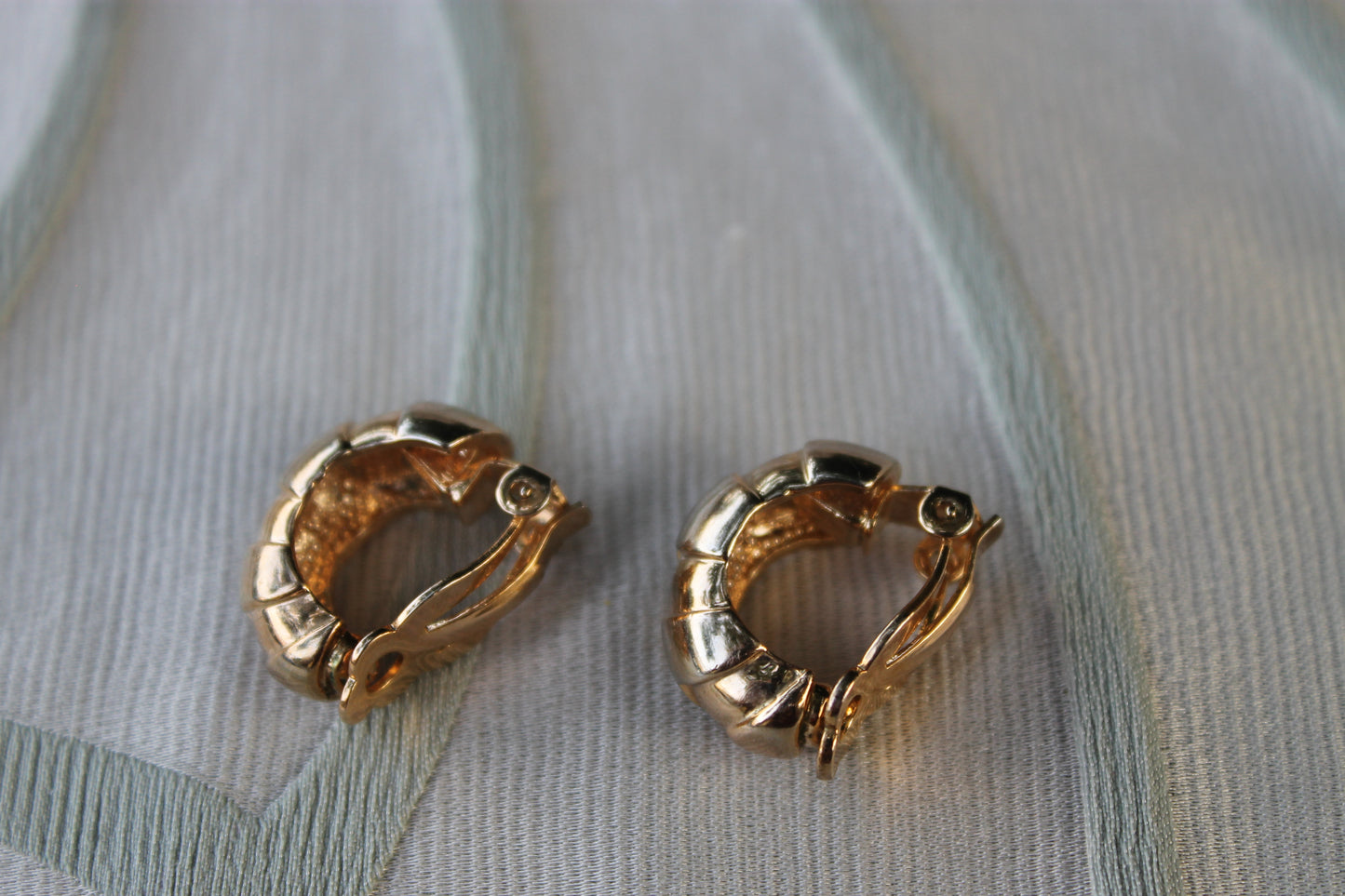 Sigillo del Sole - Vintage gold-tone metal earrings from the 1970s