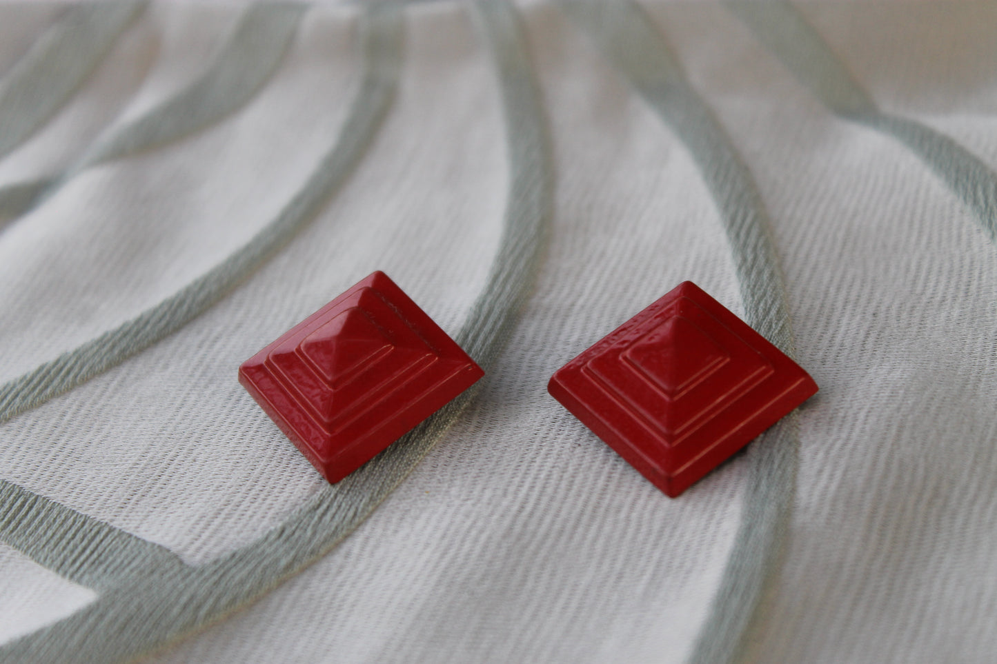 Geometria del Desiderio - Vintage red lucite earrings from the 1950s