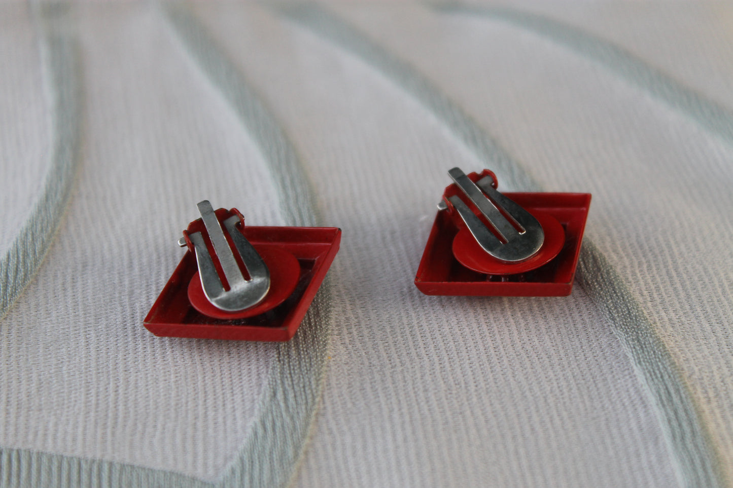 Geometria del Desiderio - Vintage red lucite earrings from the 1950s