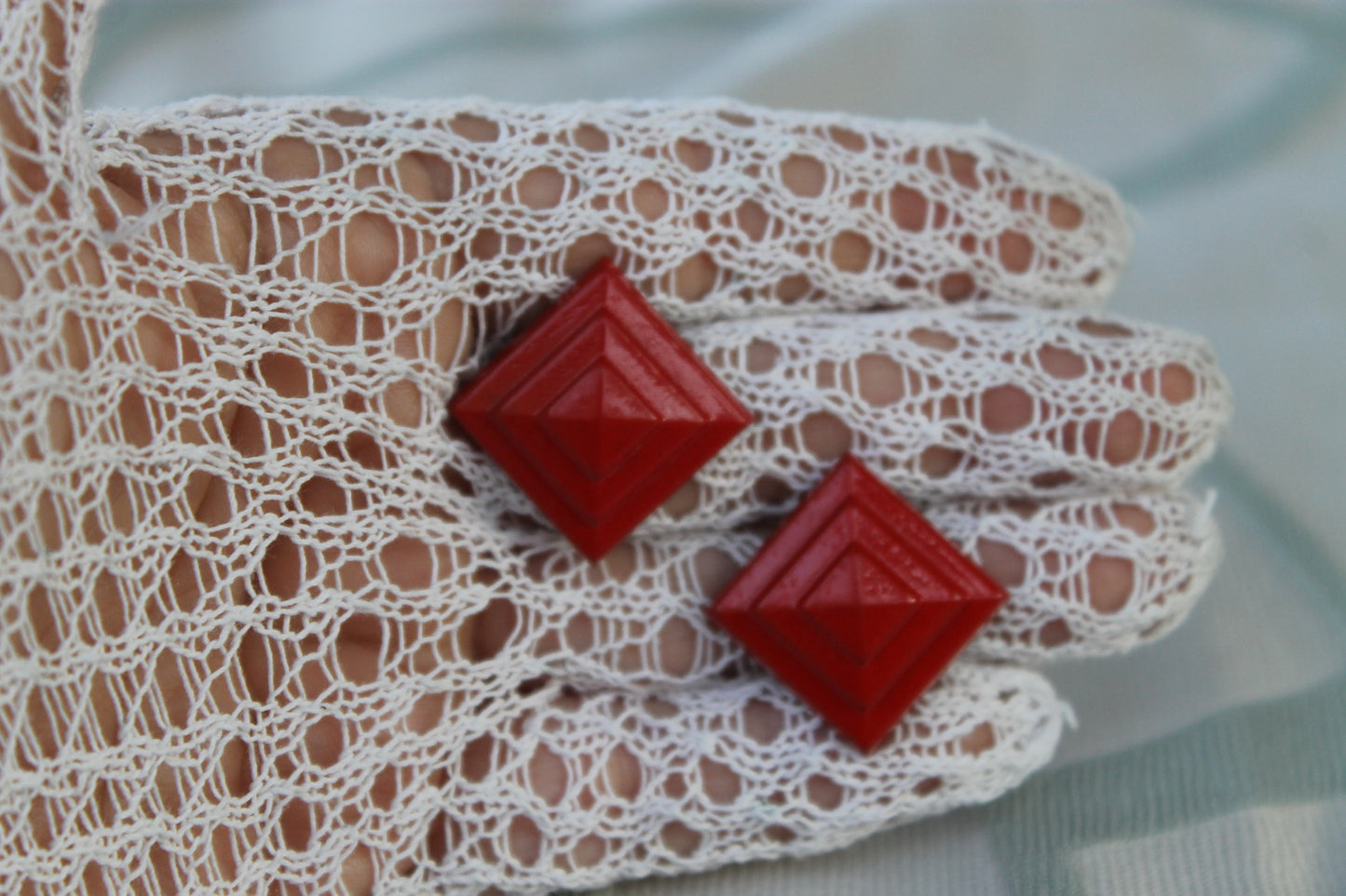 Geometria del Desiderio - Vintage red lucite earrings from the 1950s