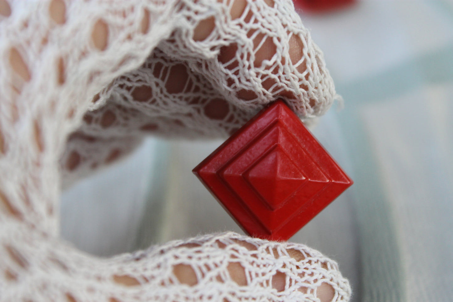 Geometria del Desiderio - Vintage red lucite earrings from the 1950s