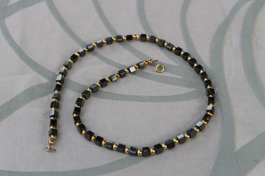 Sigillo dell’Equilibrio - Geometric Hematite Necklace