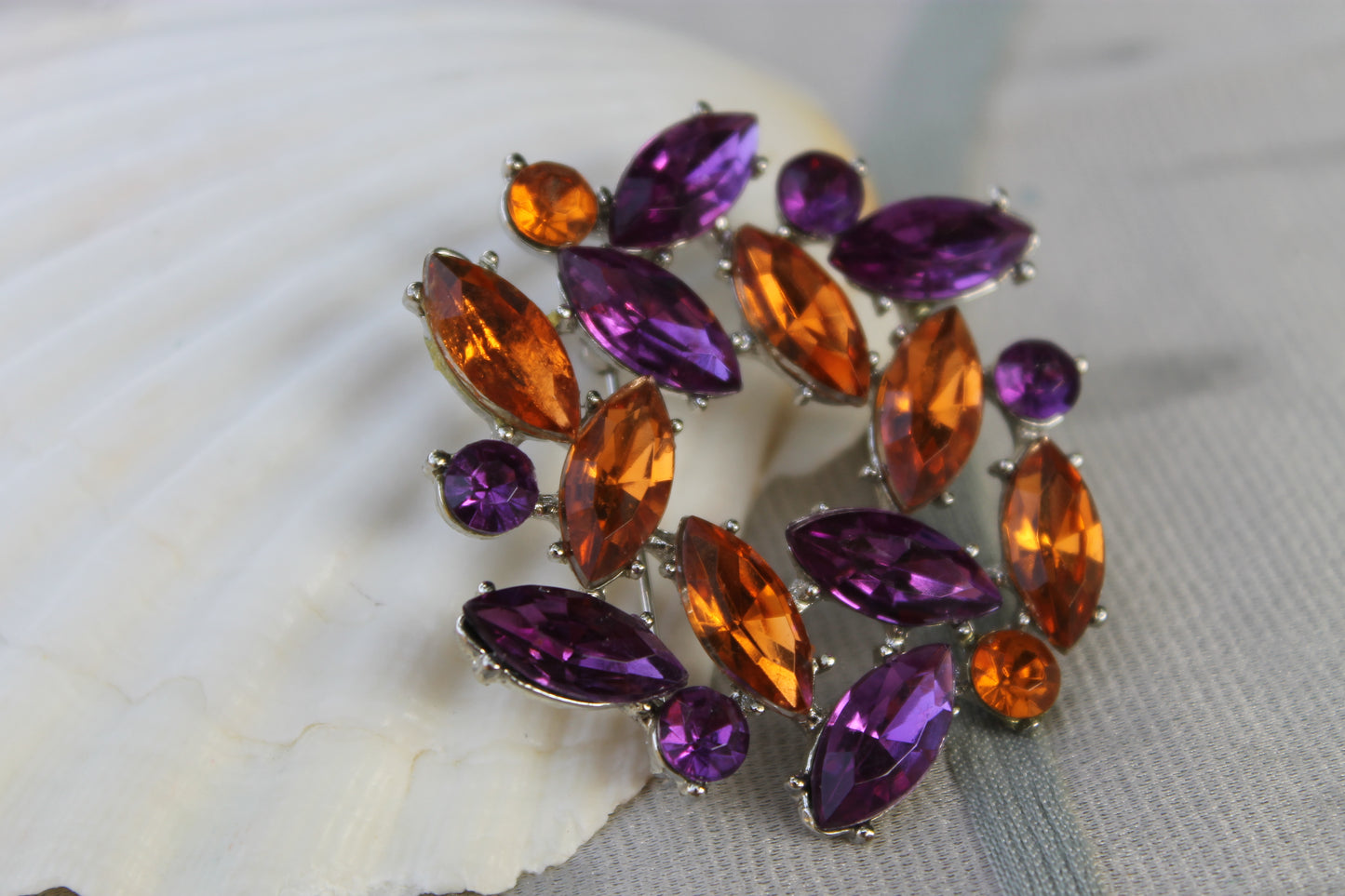 Fioritura d’Ombra - Vintage 1960s brooch with violet and topaz rhinestones
