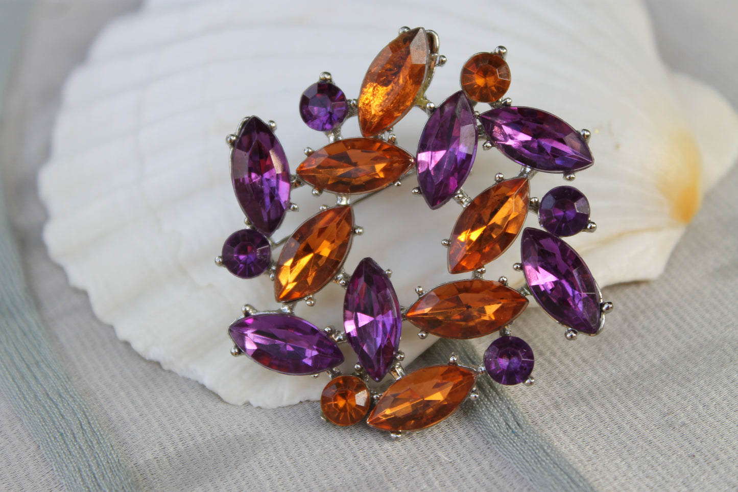 Fioritura d’Ombra - Vintage 1960s brooch with violet and topaz rhinestones