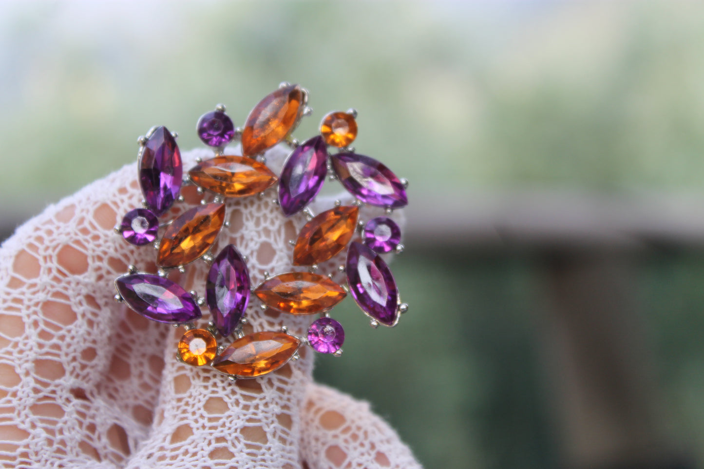 Fioritura d’Ombra - Vintage 1960s brooch with violet and topaz rhinestones