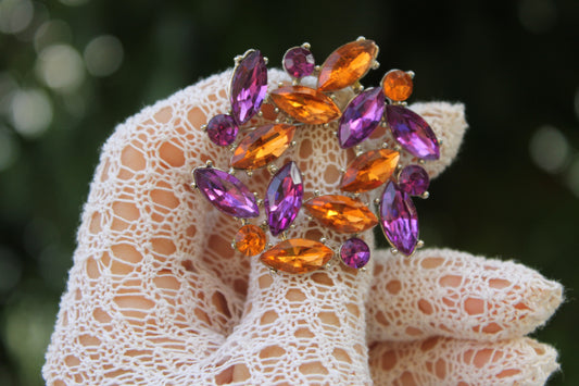 Fioritura d’Ombra - Vintage 1960s brooch with violet and topaz rhinestones