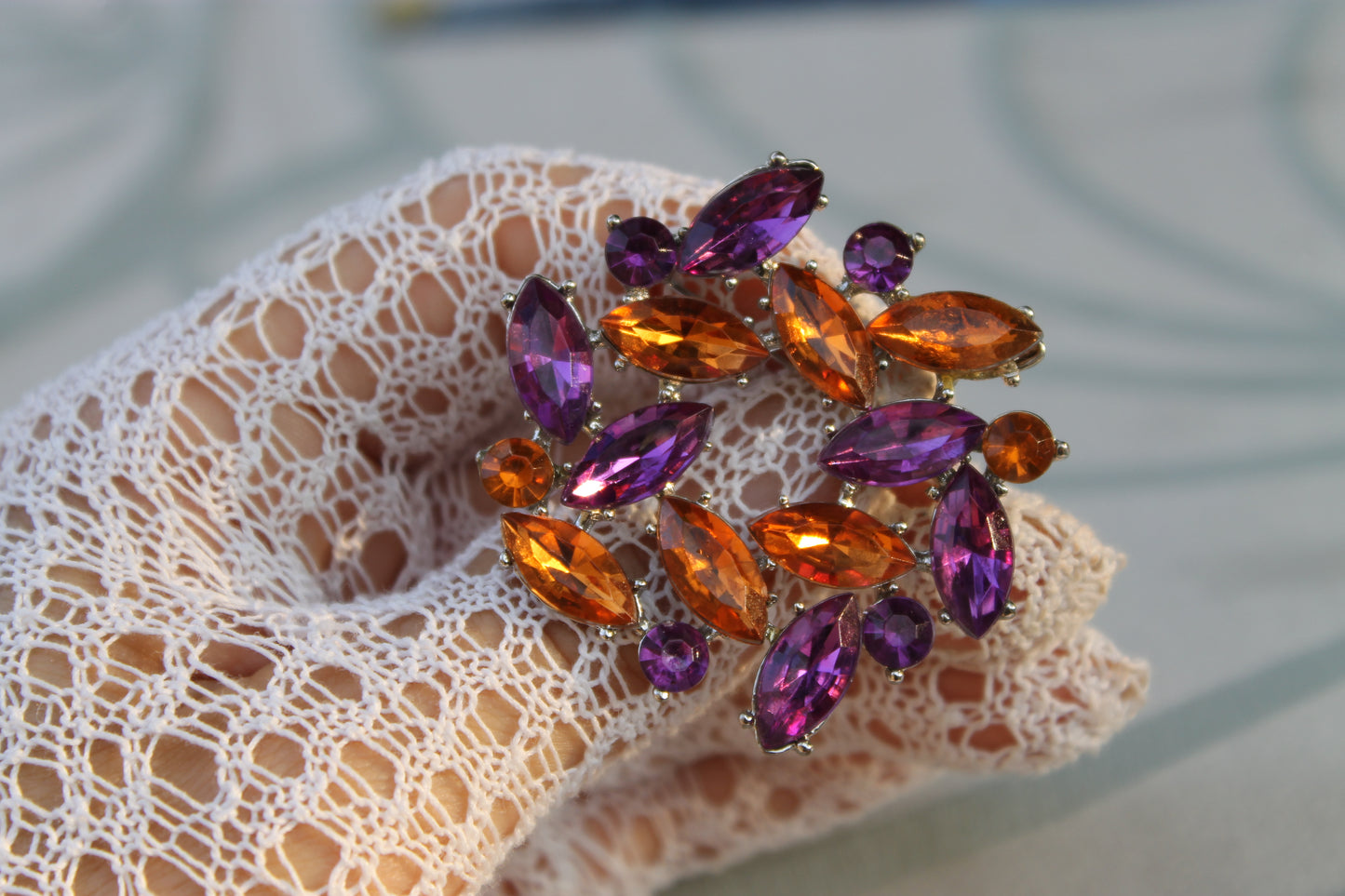 Fioritura d’Ombra - Vintage 1960s brooch with violet and topaz rhinestones