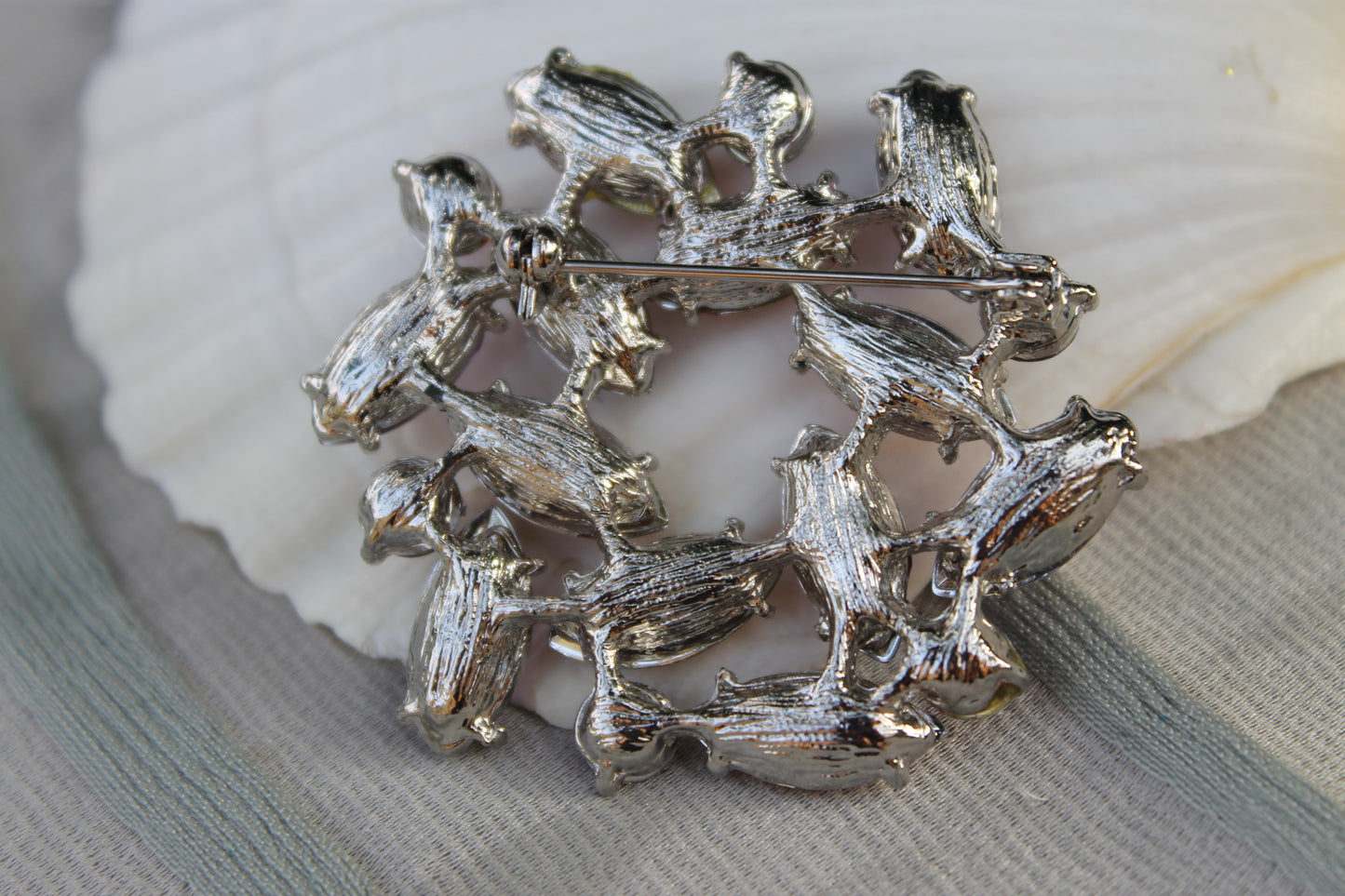 Fioritura d’Ombra - Vintage 1960s brooch with violet and topaz rhinestones