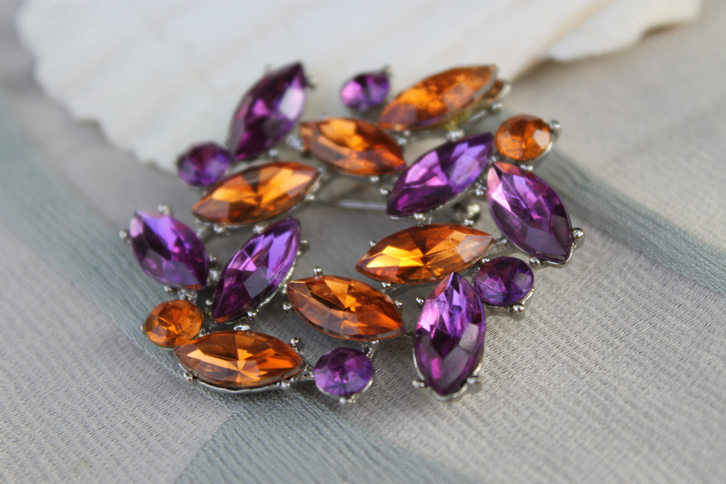Fioritura d’Ombra - Vintage 1960s brooch with violet and topaz rhinestones