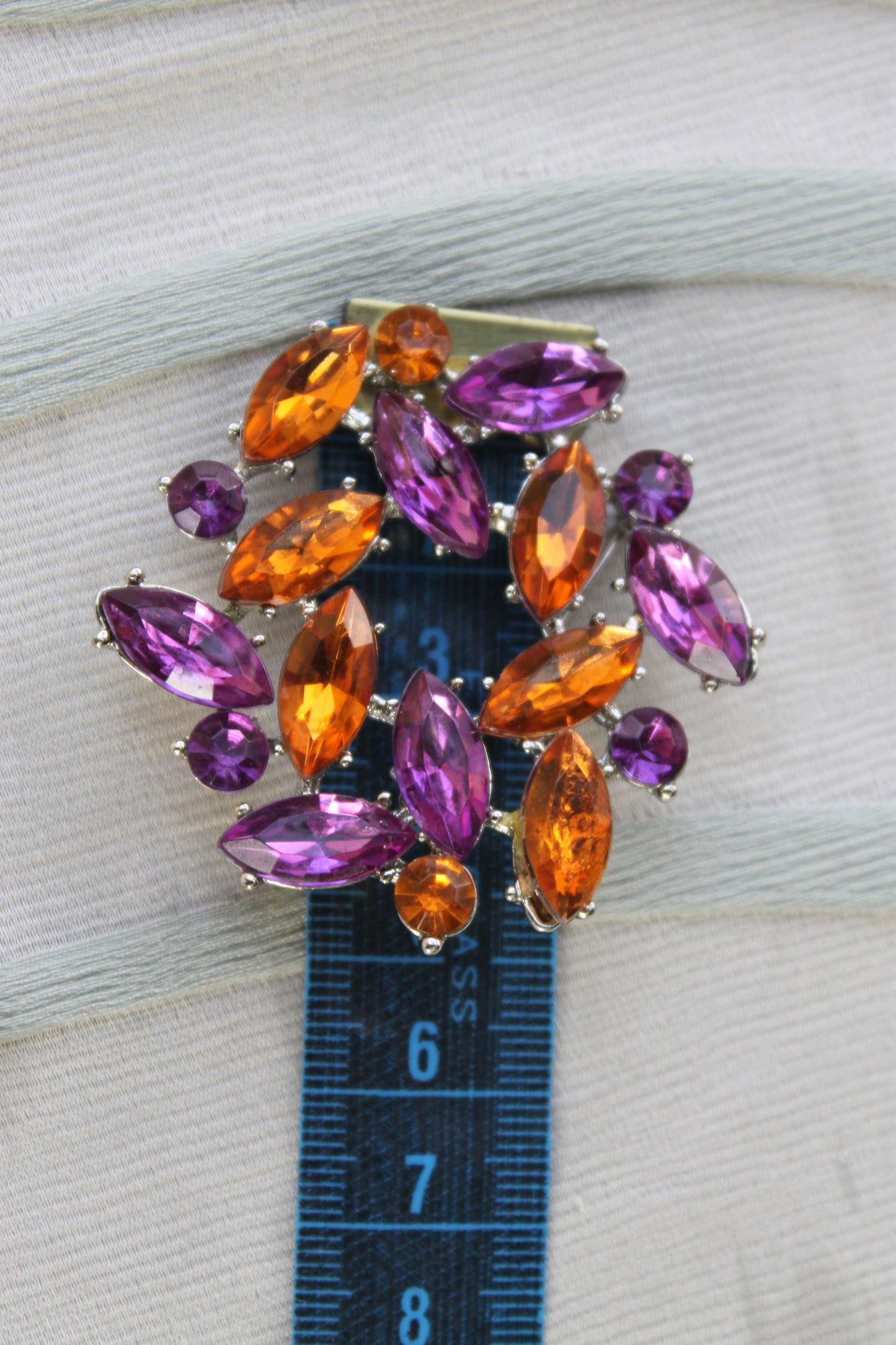 Fioritura d’Ombra - Vintage 1960s brooch with violet and topaz rhinestones
